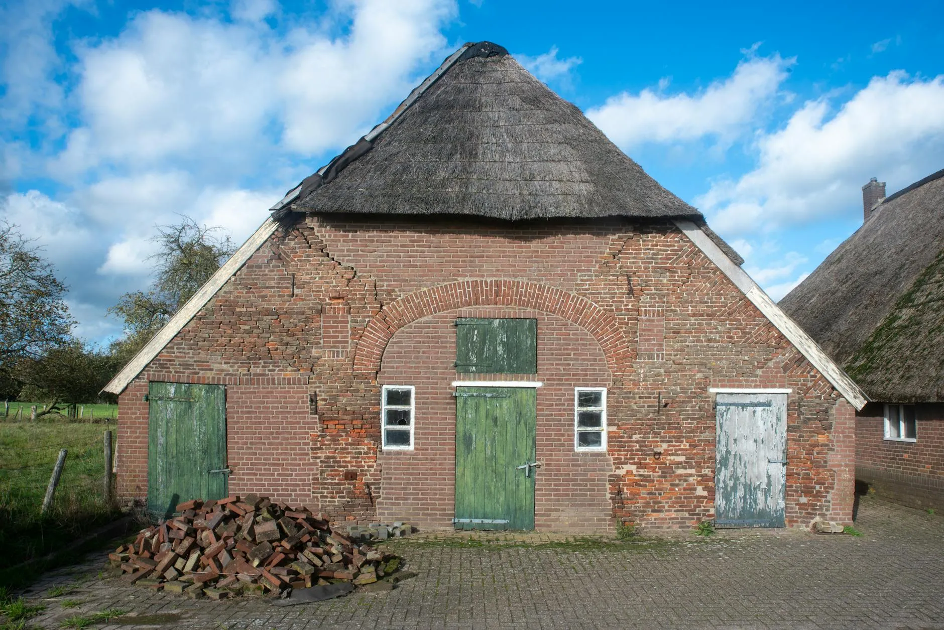 Boerderij-erf in zachte schemering