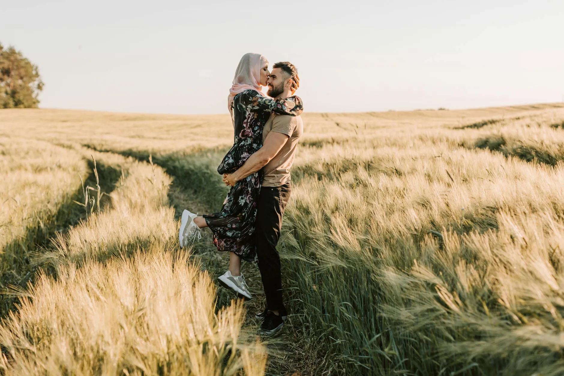 Koppel in zacht avondlicht