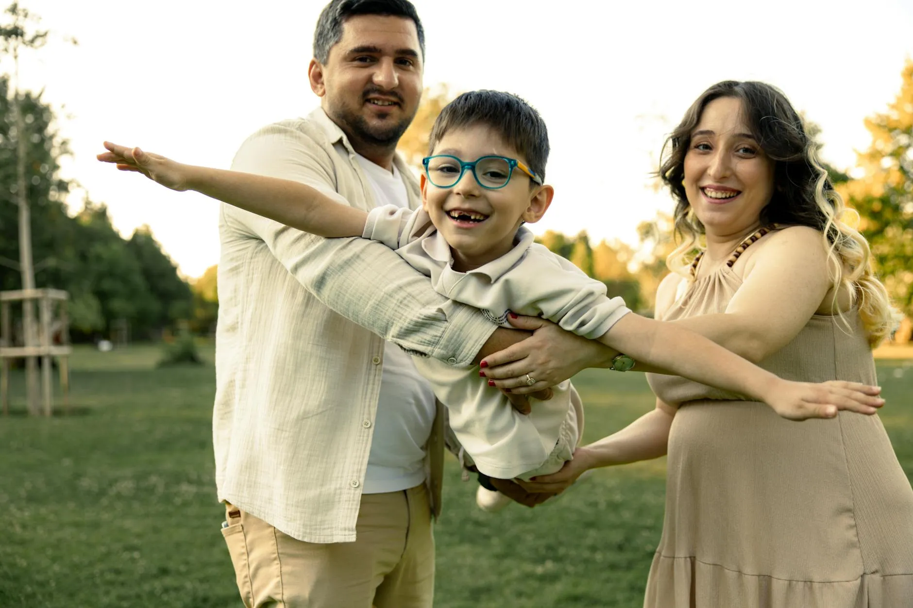 Familie lacht samen buiten