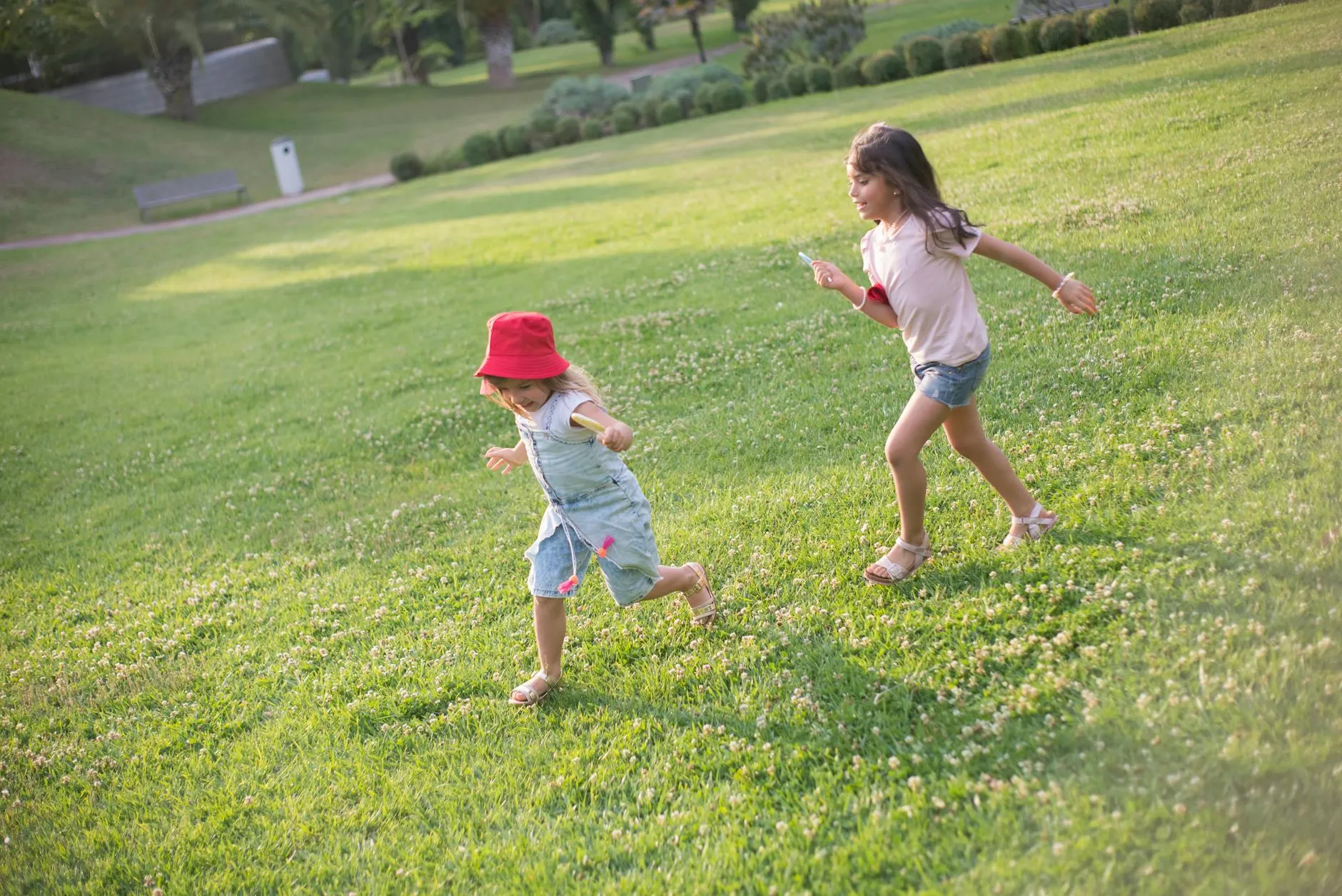 Twee kinderen spelen in het gras