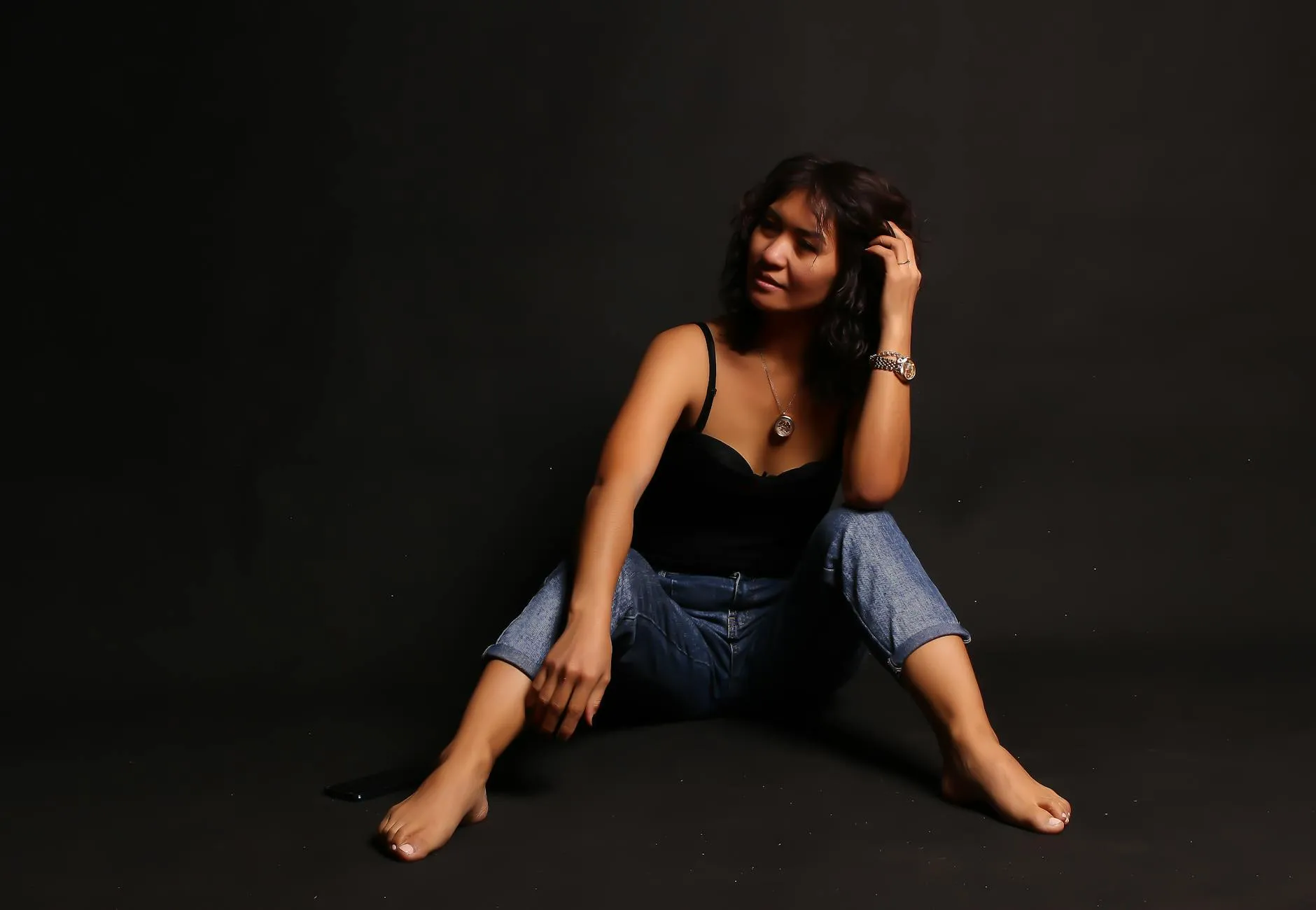 Studioportret op donkere achtergrond